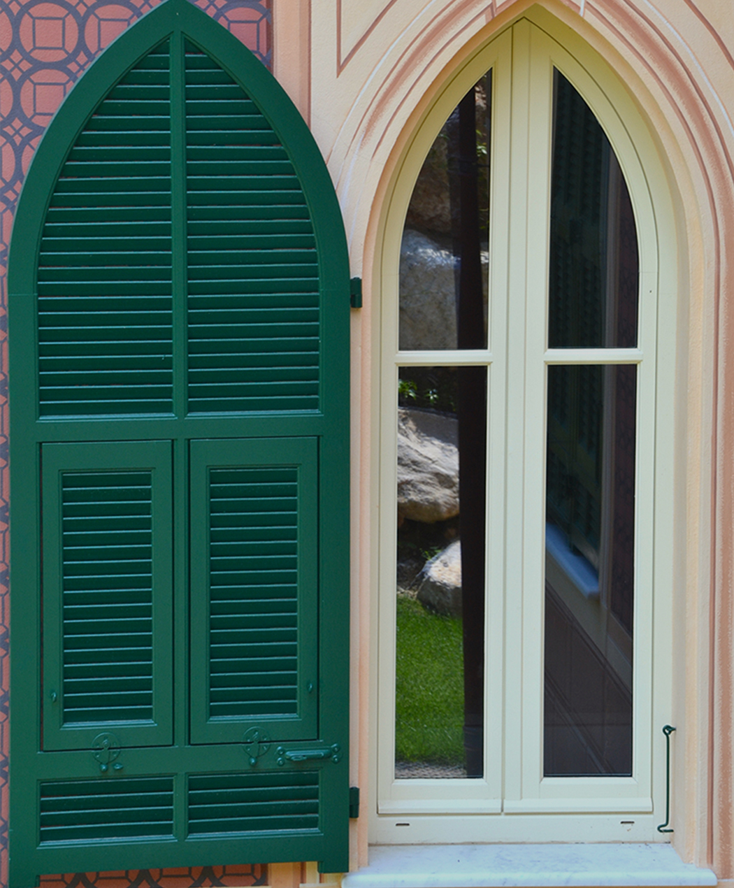 Curved/arched windows, chic yet complex